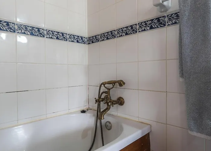 Large, Converted With Pool فيلة